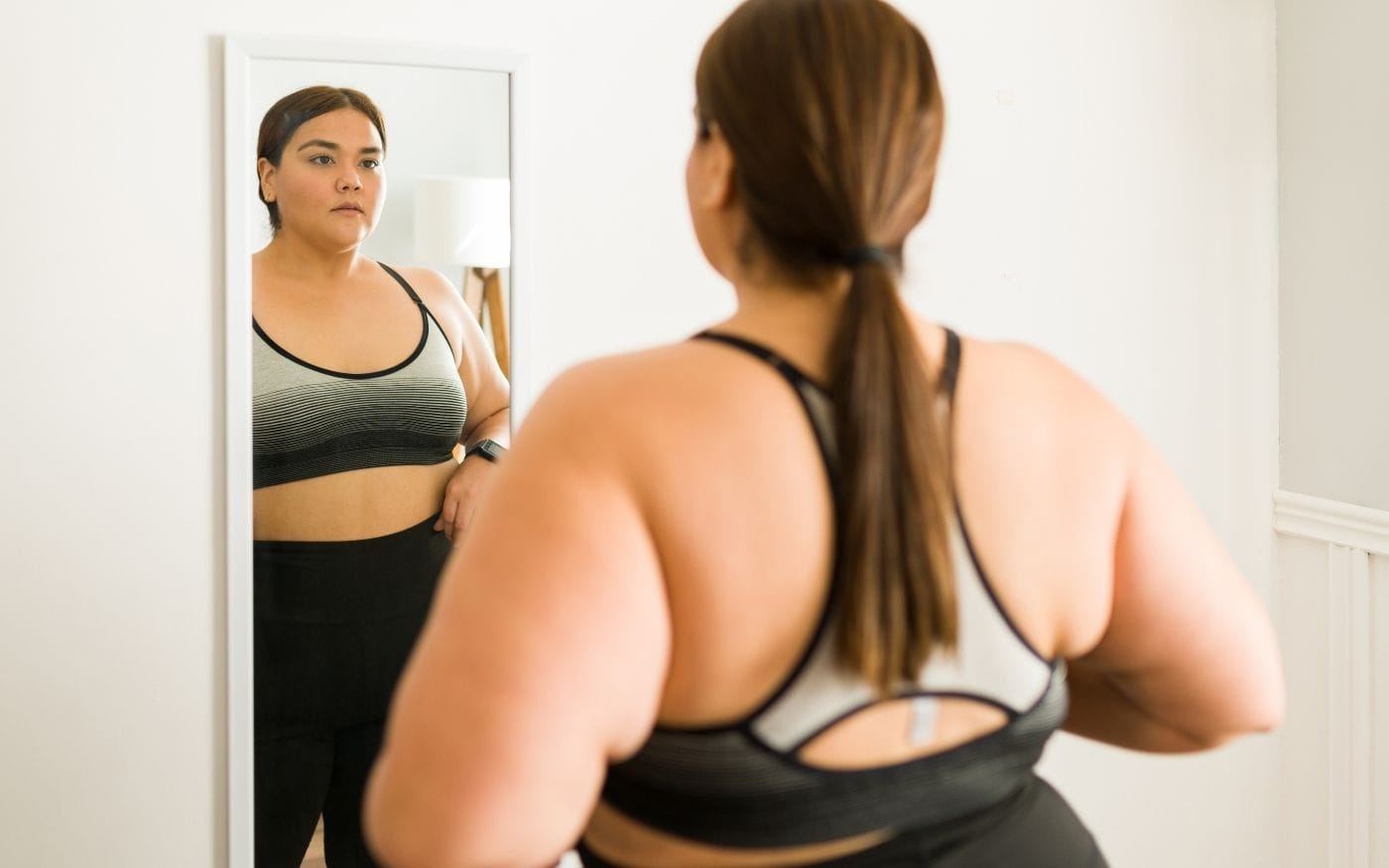 Obese vrouw na maagverkleining lichaamsbeeld spiegel Obese vrouw na maagverkleining lichaamsbeeld spiegel